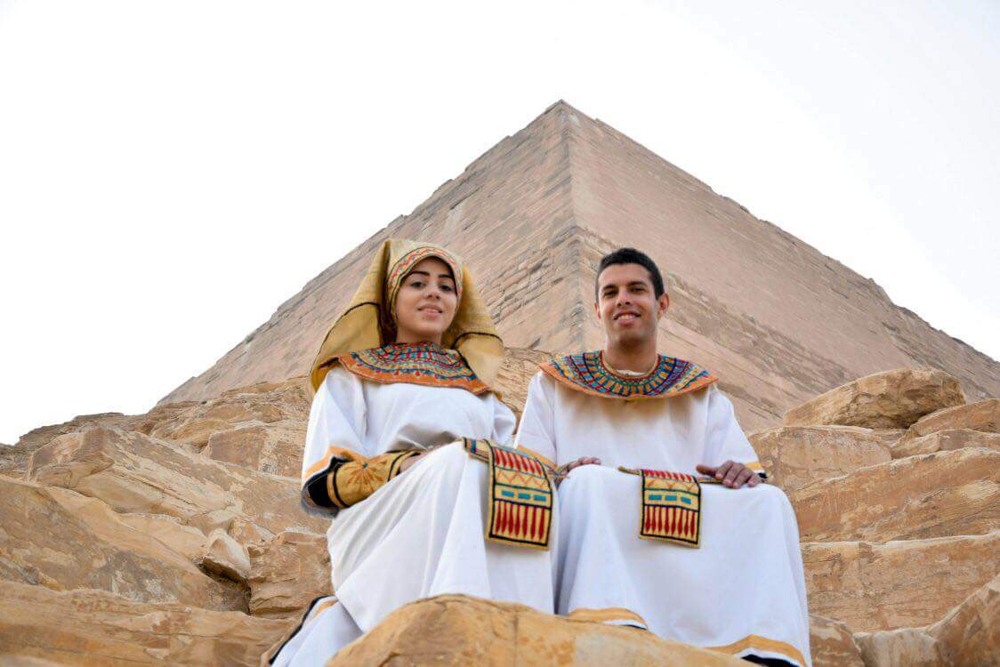 1- العروسان بالزى الفرعونى