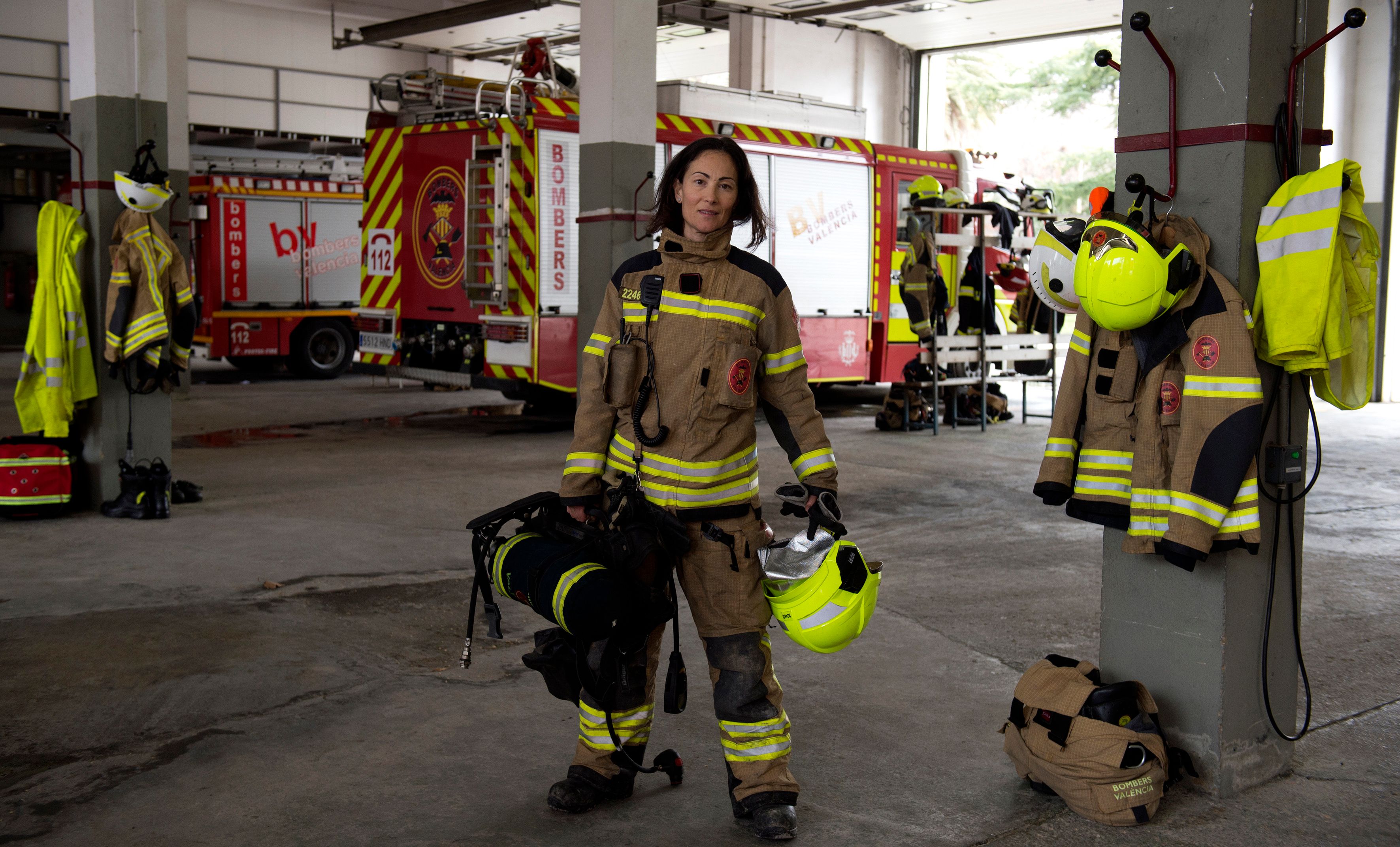 ماريا خوسيه مارتينيز أورتيز  تعمل فى مهنة الإطفاء بإسبانيا