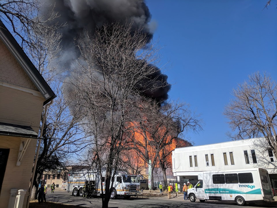 حريق ضخم فى أحد الأبنية وسط مدينة دنفر بالولايات المتحدة الأمريكية