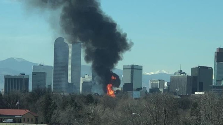 انبعاث الدخان من حريق ضخم فى أحد الأبنية وسط مدينة دنفر بالولايات المتحدة الأمريكية