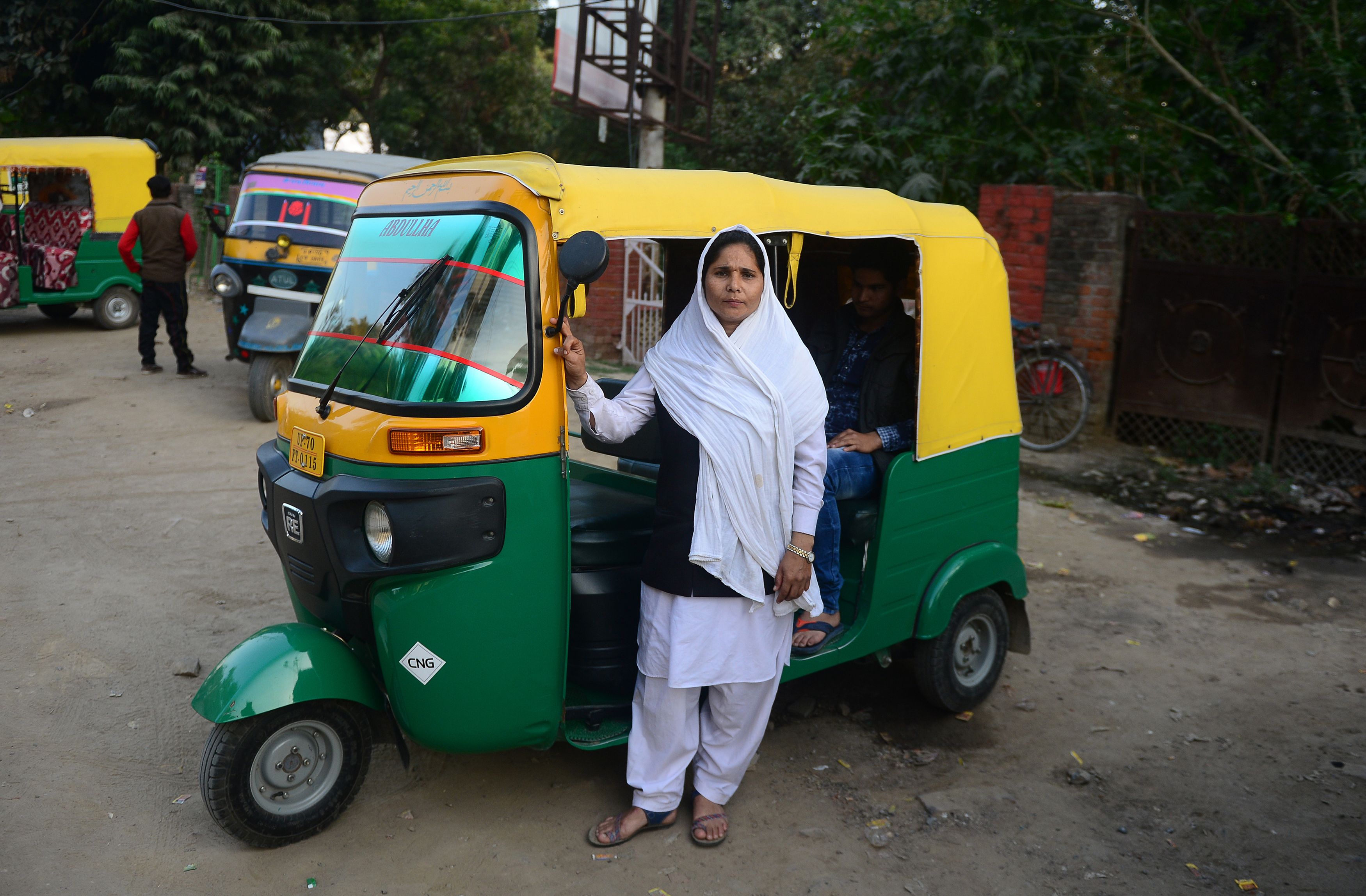 تاباسوم  تعمل سائقة توك توك فى الهند