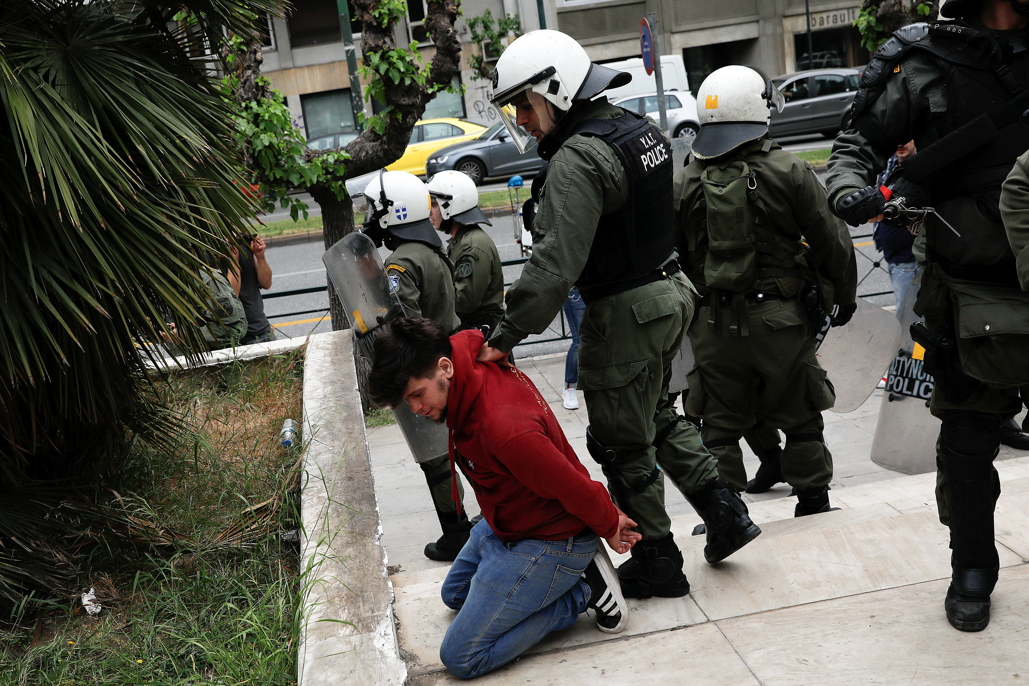 اعتقال أحد المتظاهرين
