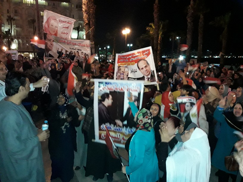 استمرار الاحتفالات الشعبية وسط الإسكندرية بفوز السيسى (5)