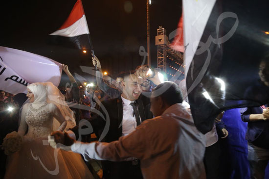 عروسان يشاركان في الاحتفال بفوز السيسي في جامعة القاهرة (6)
