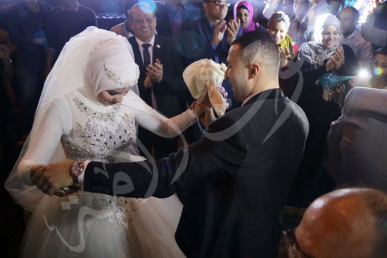 عروسان يشاركان في الاحتفال بفوز السيسي في جامعة القاهرة (9)