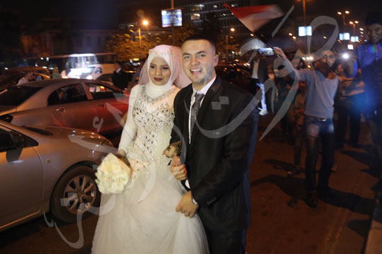 عروسان يشاركان في الاحتفال بفوز السيسي في جامعة القاهرة (4)