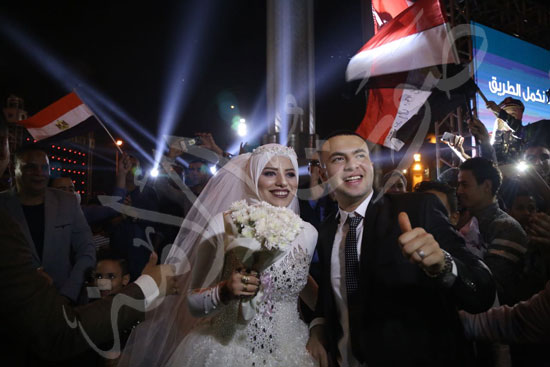 عروسان يشاركان في الاحتفال بفوز السيسي في جامعة القاهرة (12)