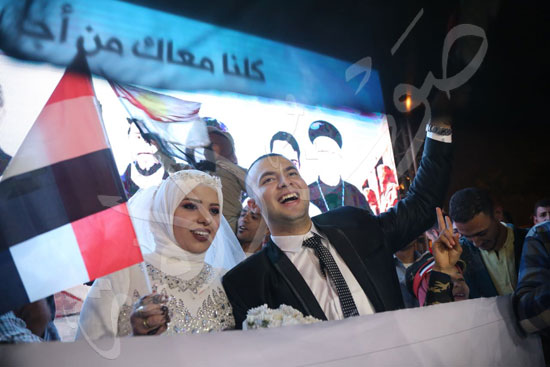 عروسان يشاركان في الاحتفال بفوز السيسي في جامعة القاهرة (5)