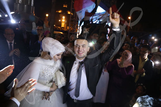 عروسان يشاركان في الاحتفال بفوز السيسي في جامعة القاهرة (11)