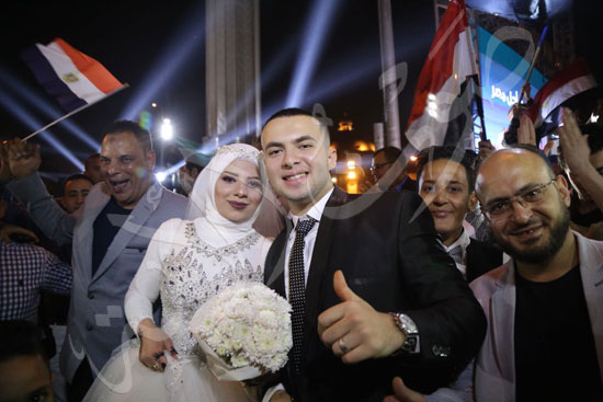 عروسان يشاركان في الاحتفال بفوز السيسي في جامعة القاهرة (7)