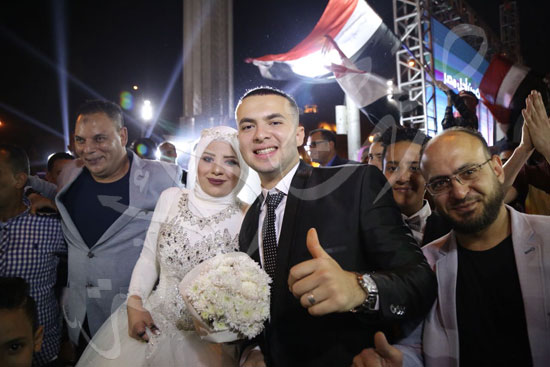 عروسان يشاركان في الاحتفال بفوز السيسي في جامعة القاهرة (8)