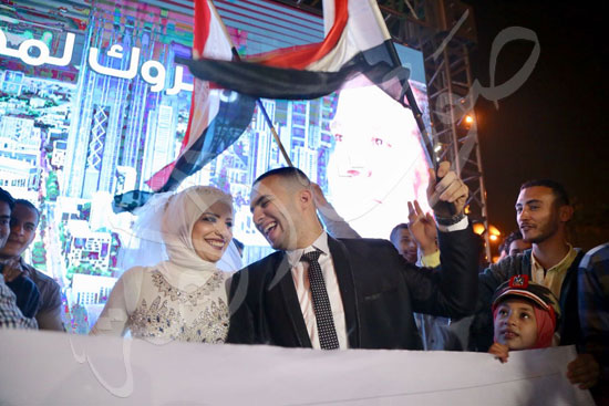 عروسان يشاركان في الاحتفال بفوز السيسي في جامعة القاهرة (1)