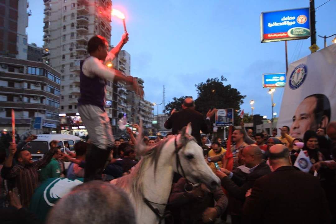 احتفالات الشعبية بميادين الإسكندرية بفوز السيسى (5)