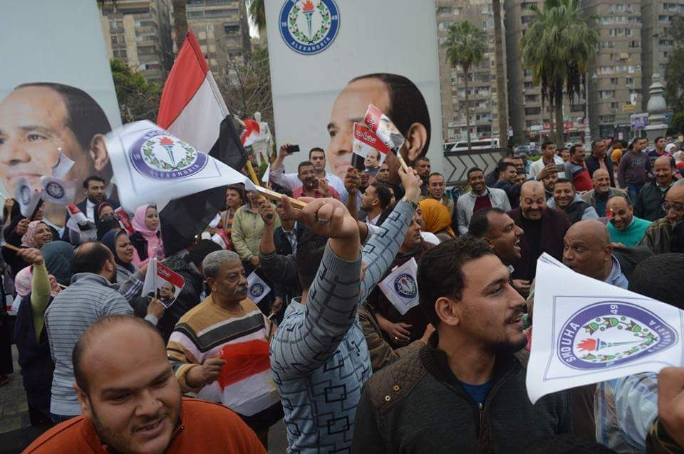 احتفالات الشعبية بميادين الإسكندرية بفوز السيسى (1)