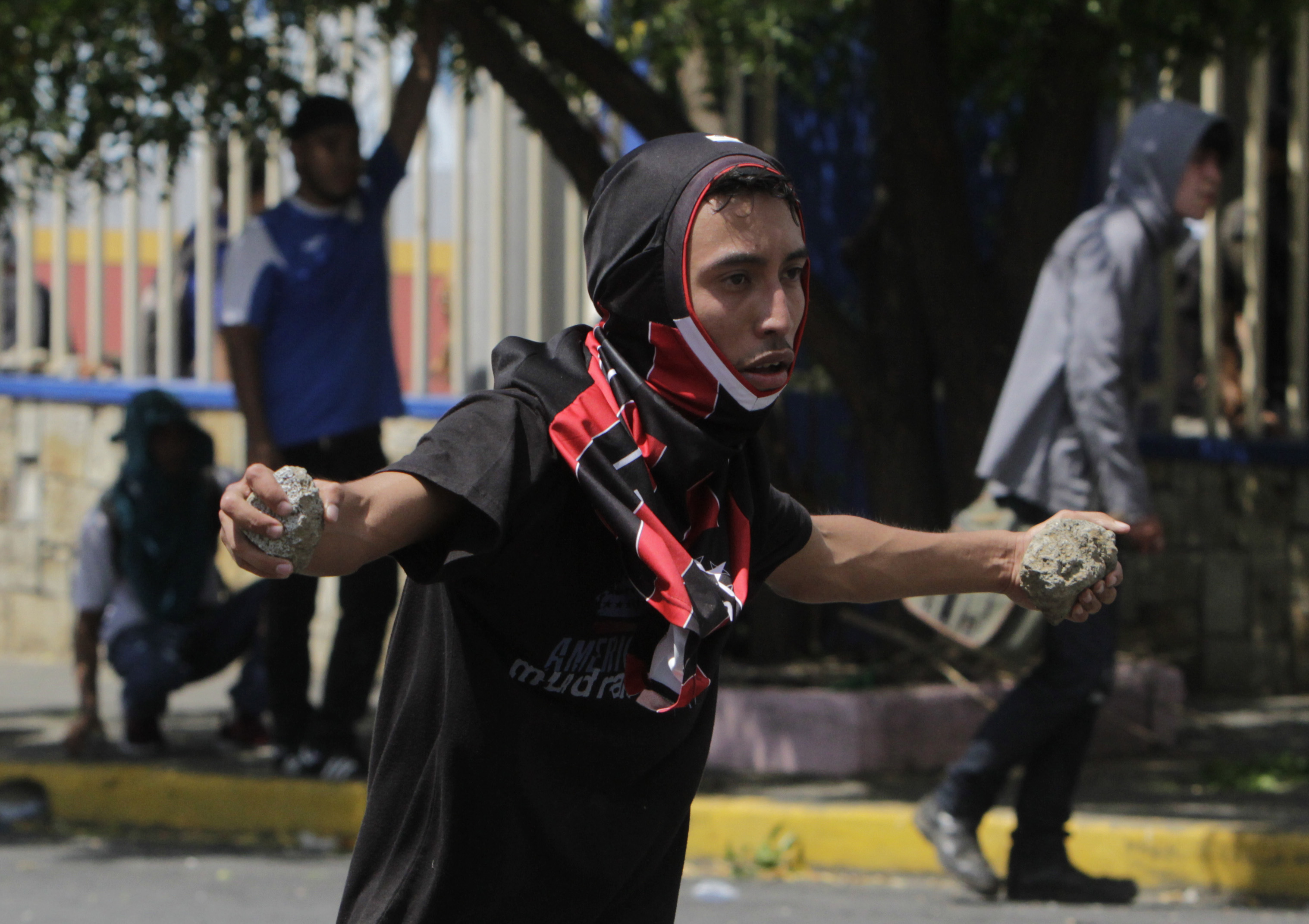 طالب فى يده الحجارة خلال الاشتباك مع قوات الأمن