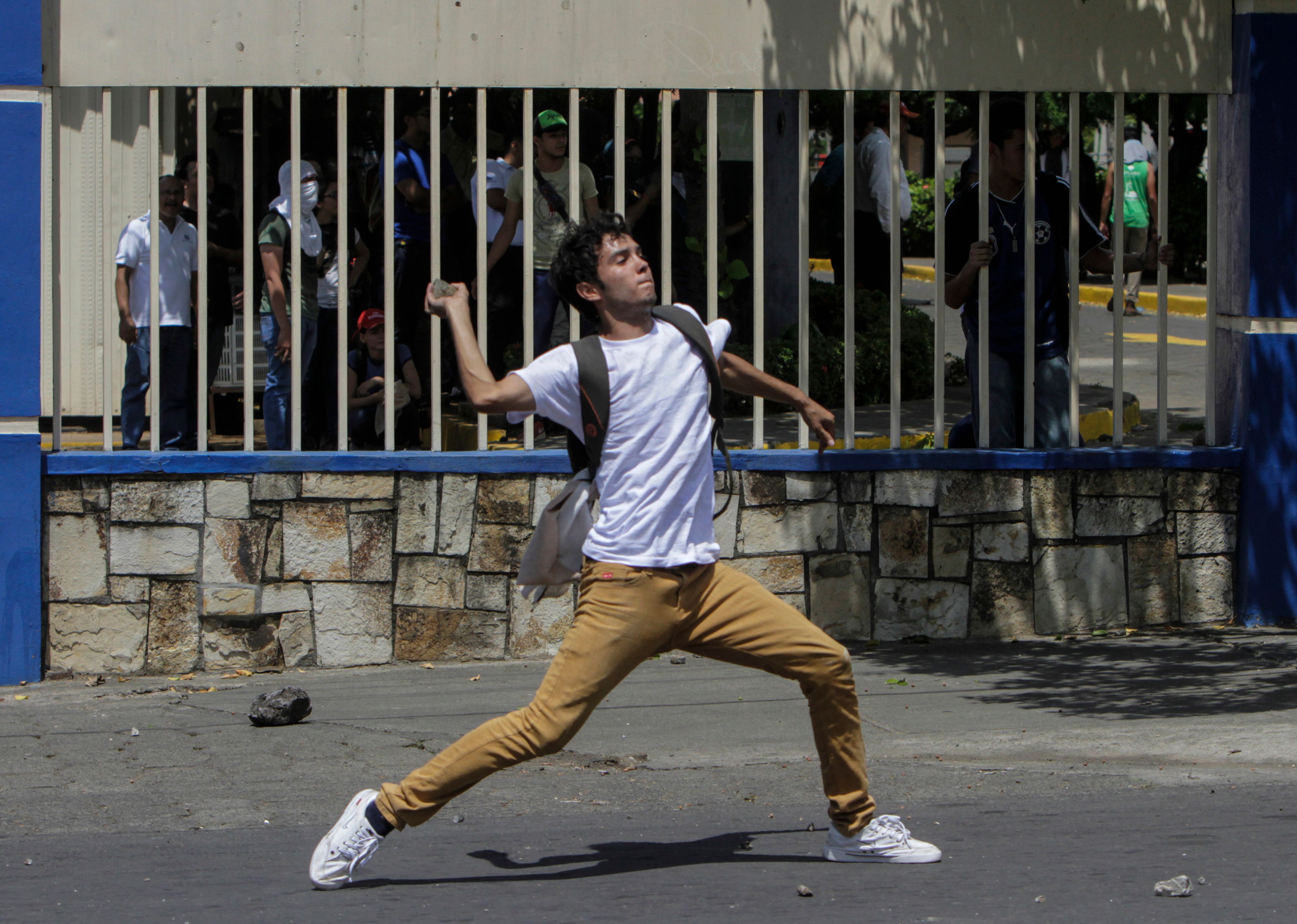 طالب فى نيكارجوا يقصف الشرطة بالحجارة
