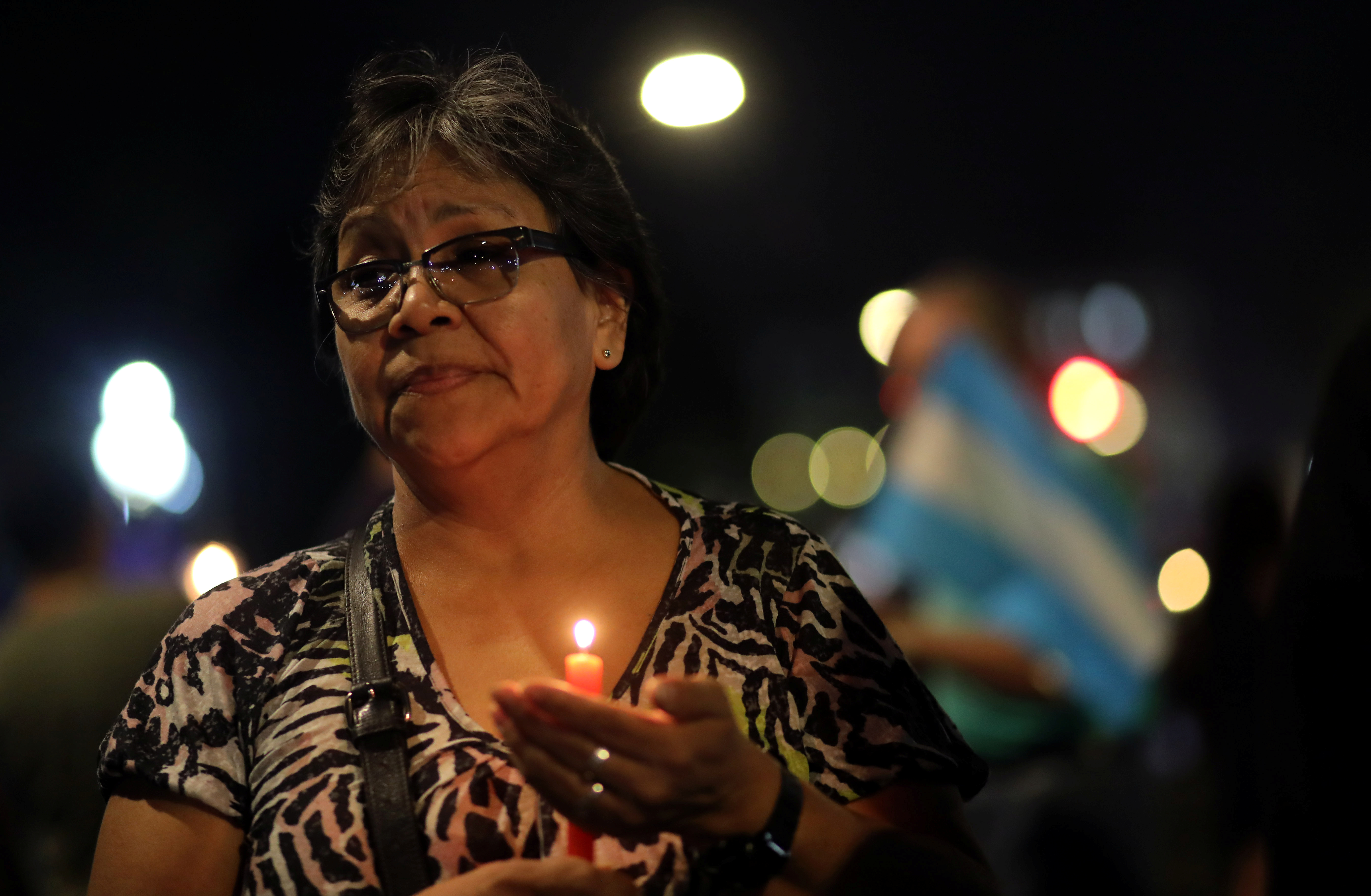 سيدة تحمل شمعة خلال الاحتجاج فى الارجنتين