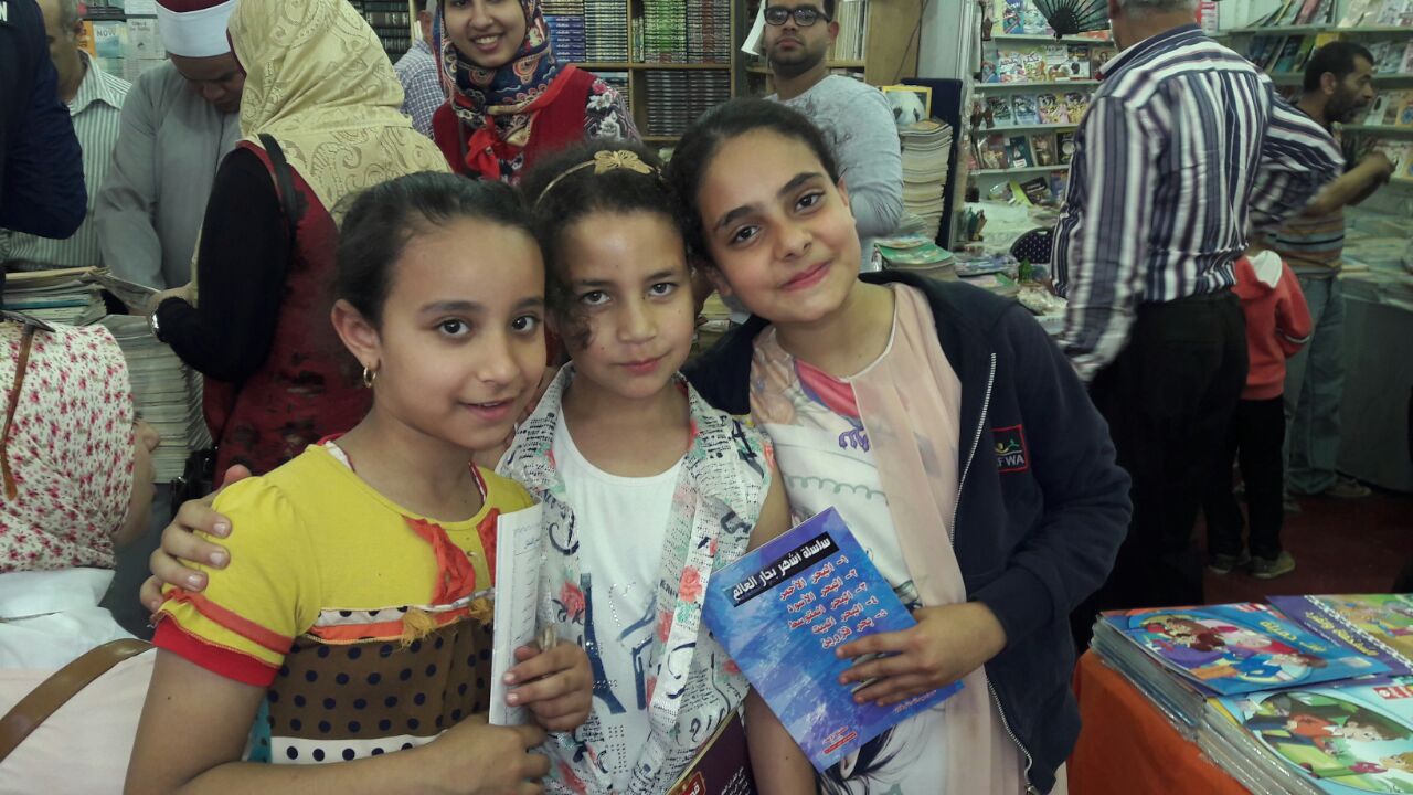 3- طفلات تعبر عن حبها للكتاب