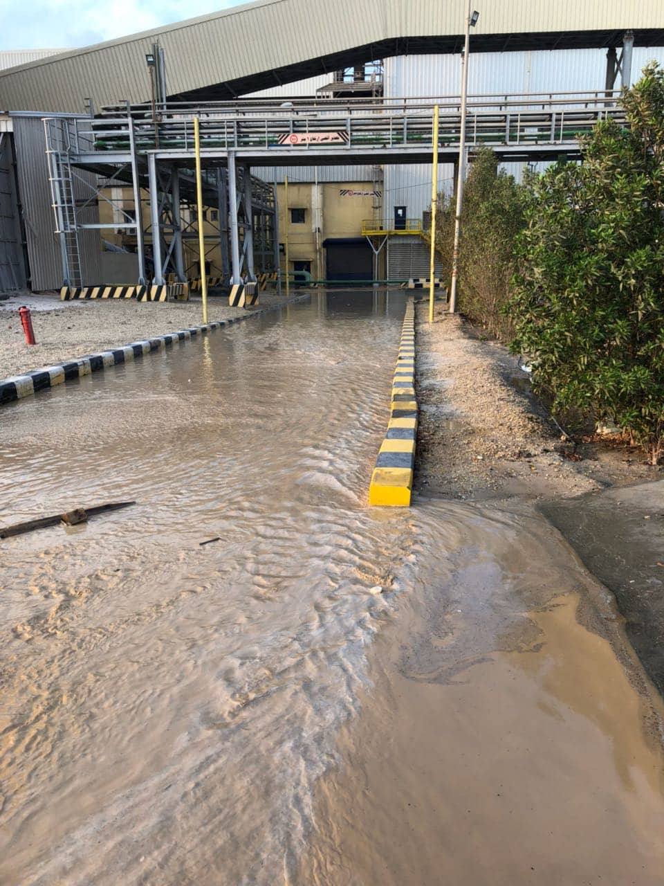 3- مياه السيول تصل لمصنع