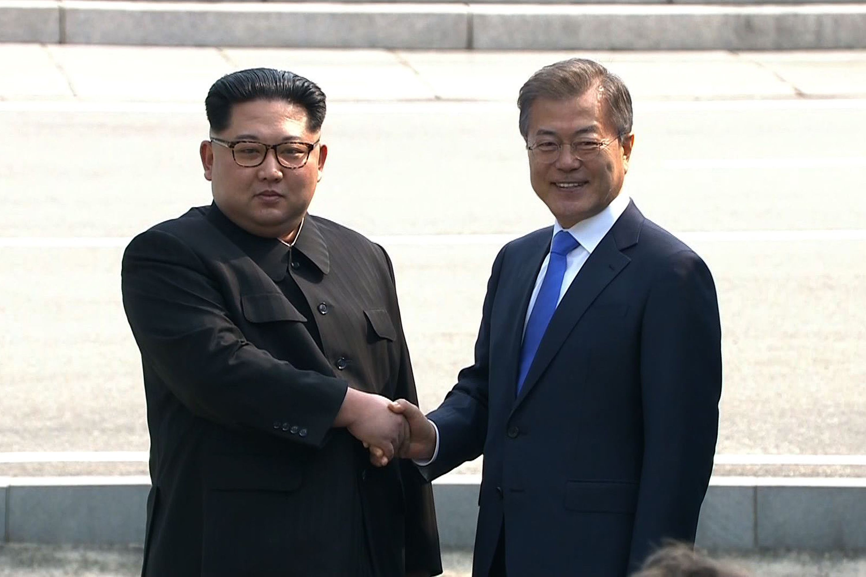 مصافحة  بين زعيمى الكوريتين