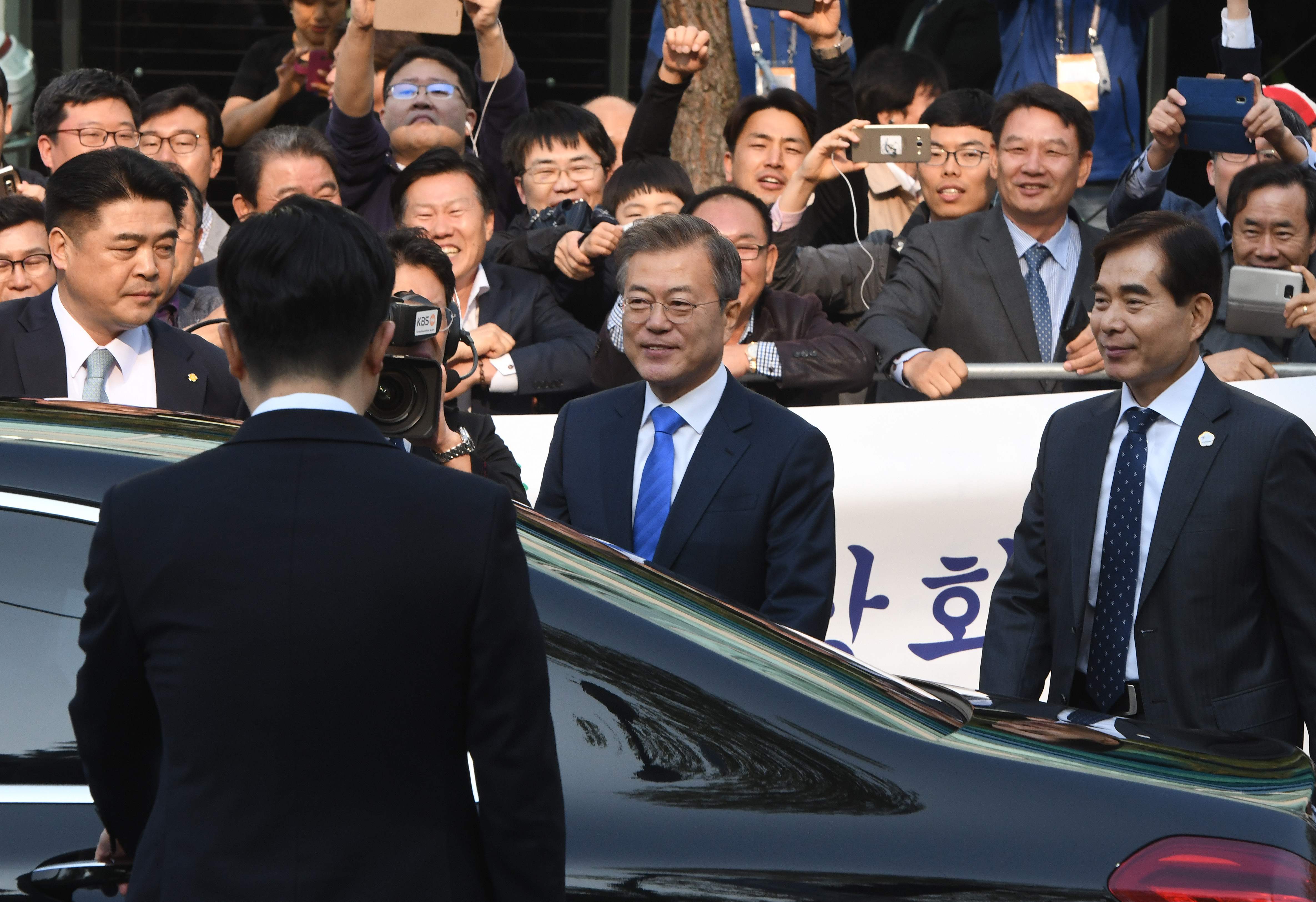 رئيس كوريا الجنوبية وسط العشرات