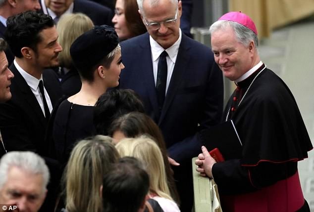 أناقة كاتي بيري برفقة صديقها أورلاندو بلوم في لقاء مع البابا فرانسيس(صور وفيديو) (2)