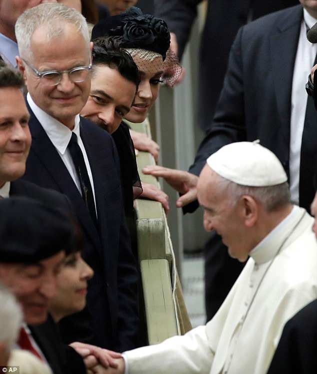 أناقة كاتي بيري برفقة صديقها أورلاندو بلوم في لقاء مع البابا فرانسيس(صور وفيديو) (6)
