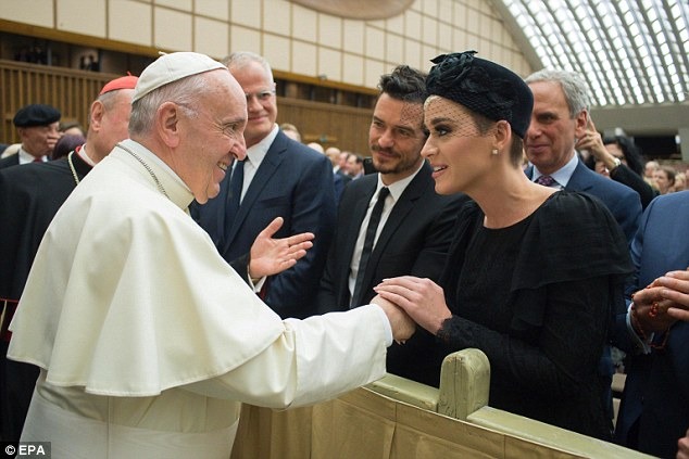 أناقة كاتي بيري برفقة صديقها أورلاندو بلوم في لقاء مع البابا فرانسيس(صور وفيديو) (4)