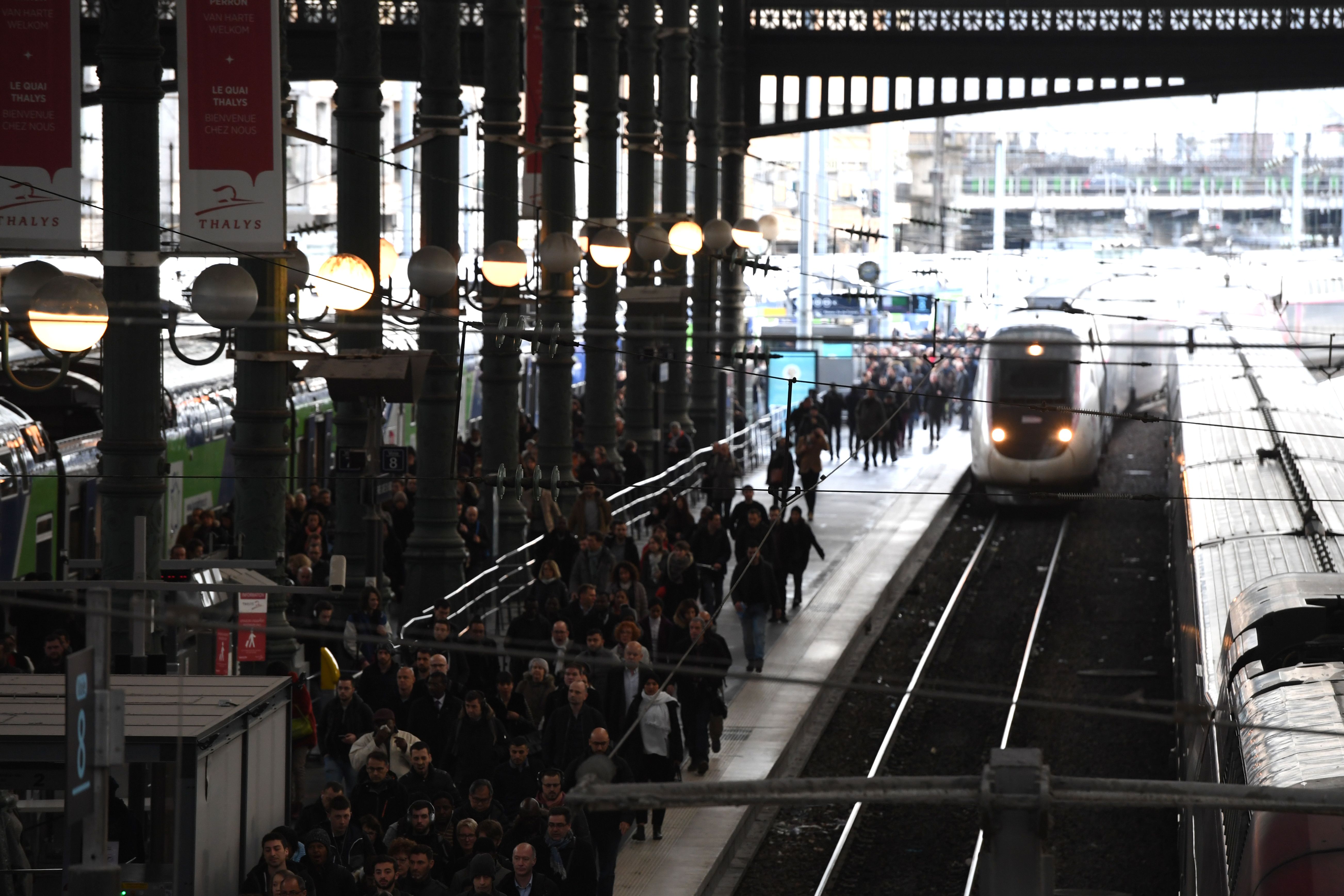 عشرات المسافرين على رصيف القطار بفرنسا