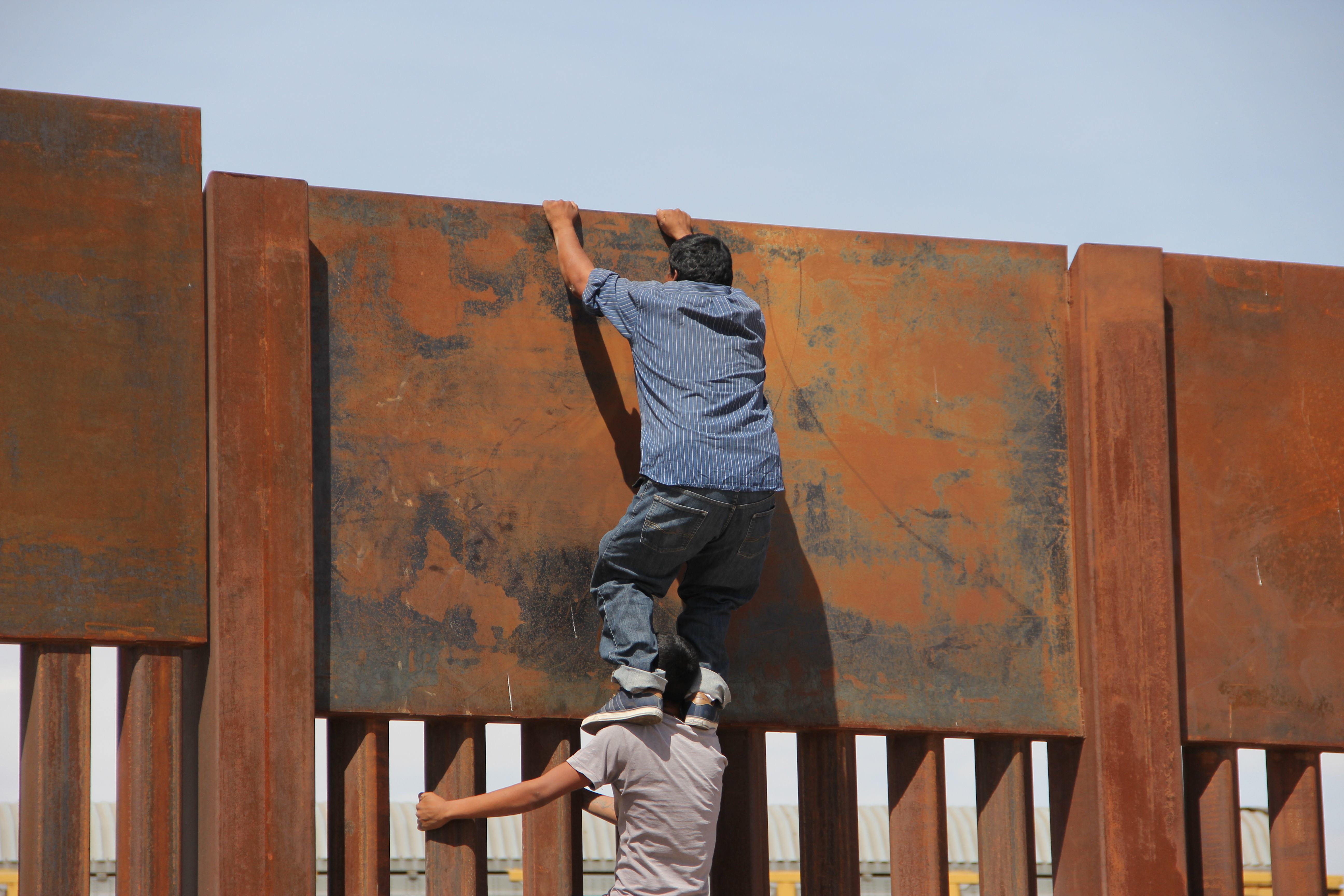 عمليات عبور المهاجرين من المكسيك إلى الولايات المتحدة الامريكية