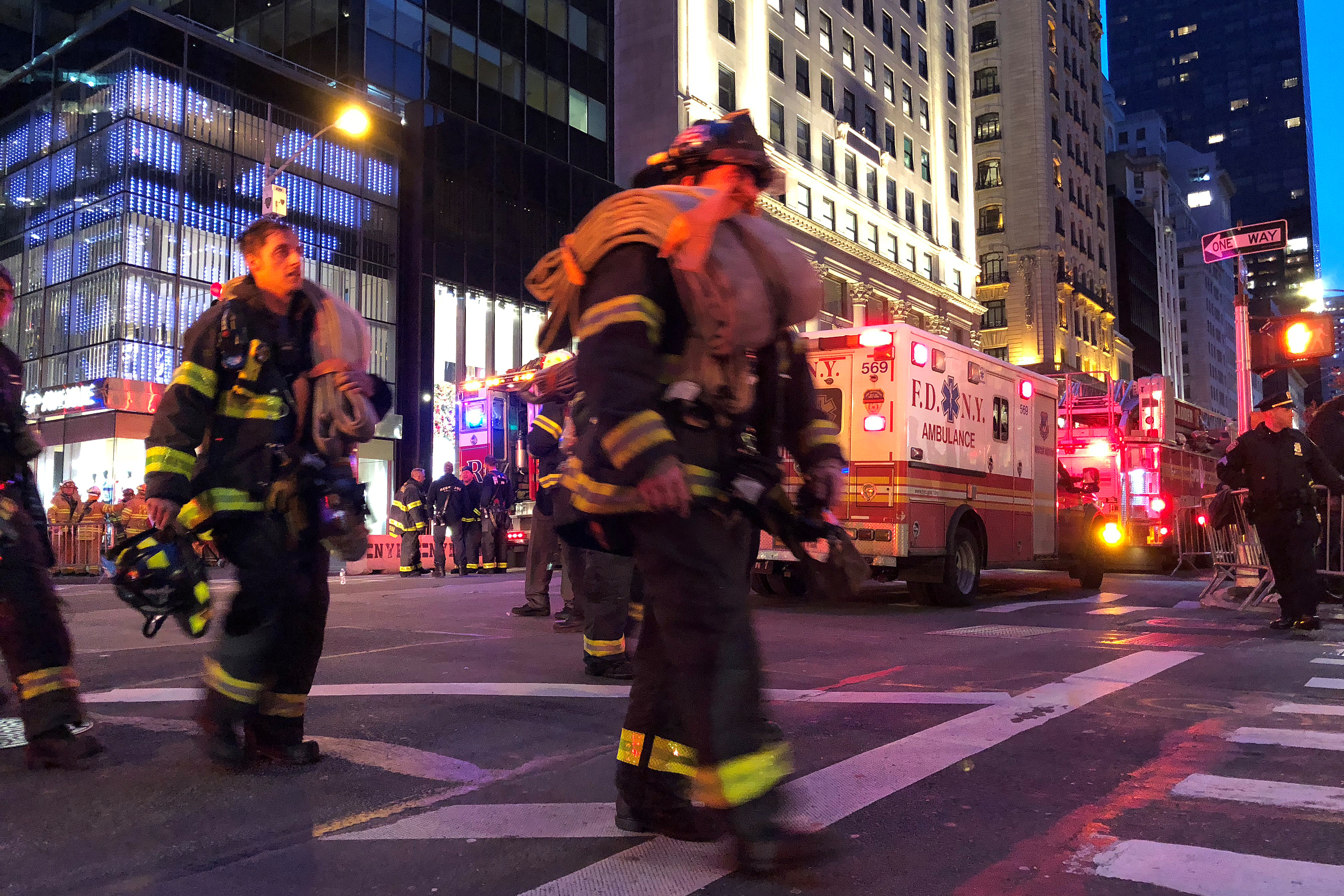 انتشار رجال الاطفاء بمحيط برج ترامب