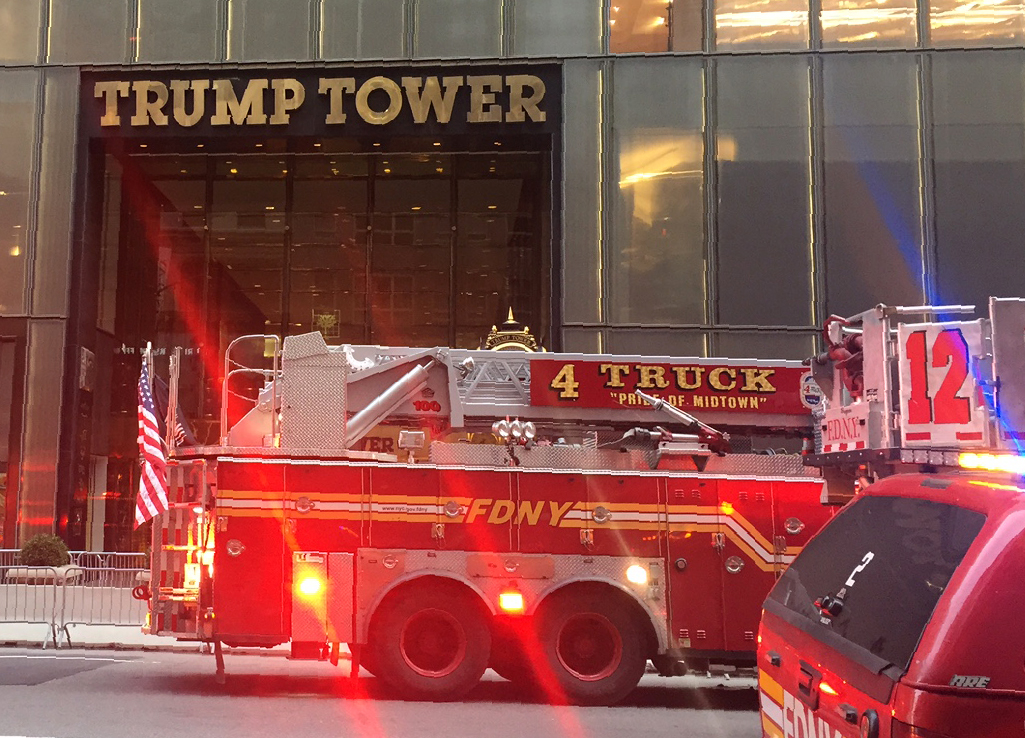 إحدى سيارات الإطفاء أمام برج ترامب