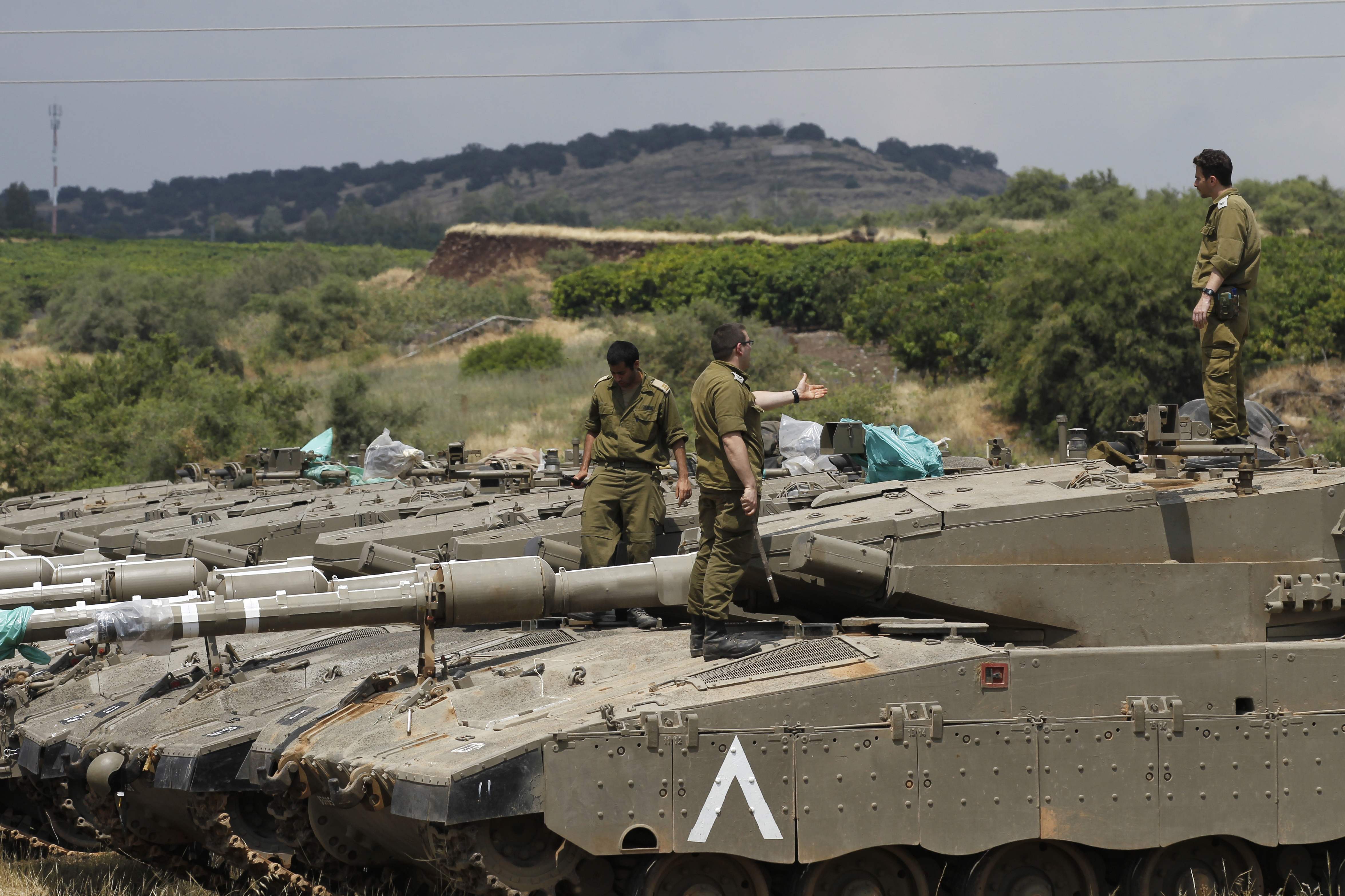 عناصر الاحتلال الاسرائيلى على ظهر آليات عسكرية