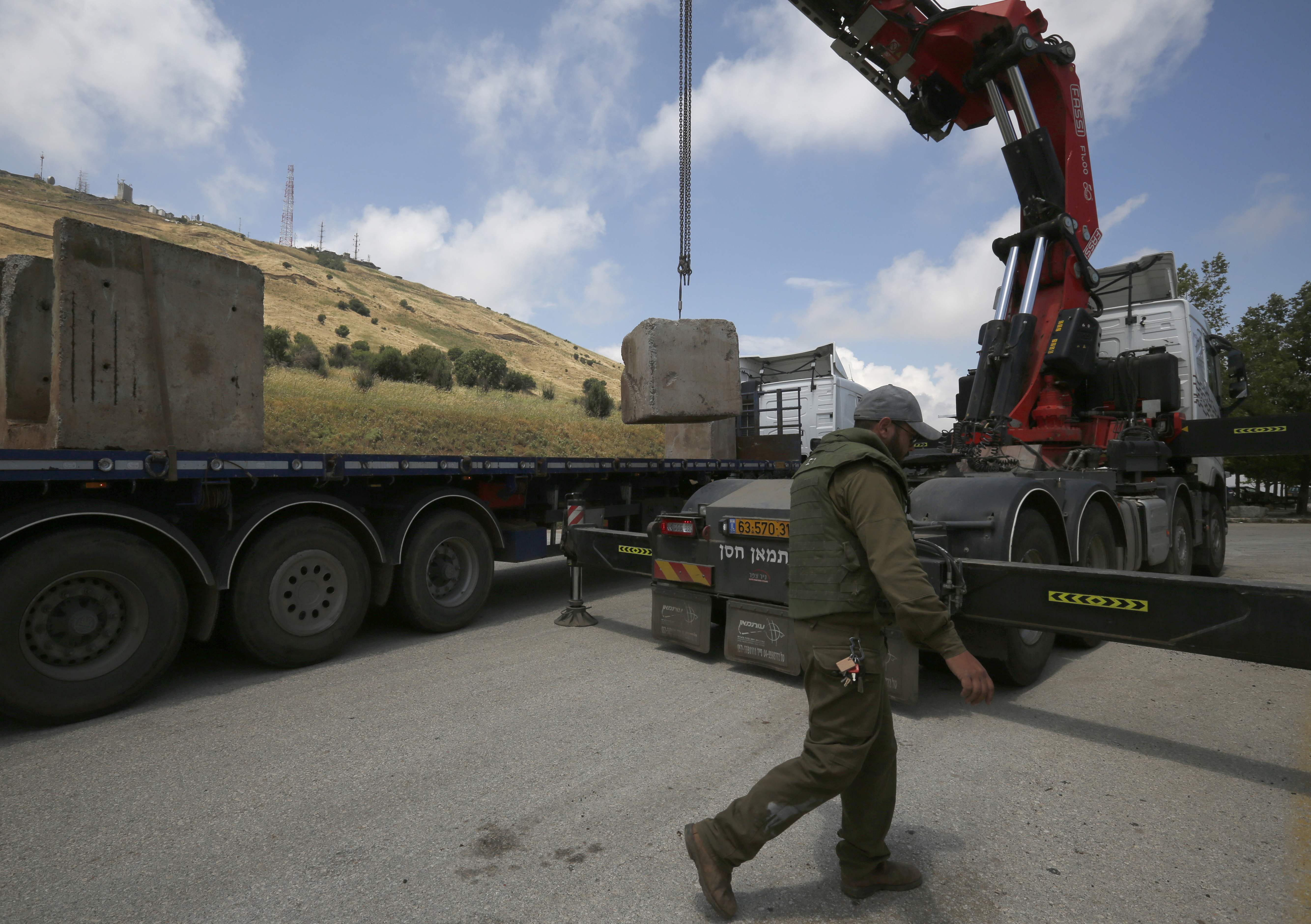 الاحتلال الاسرائيلى يضع حواجز خرسانية فى الجولان المحتل
