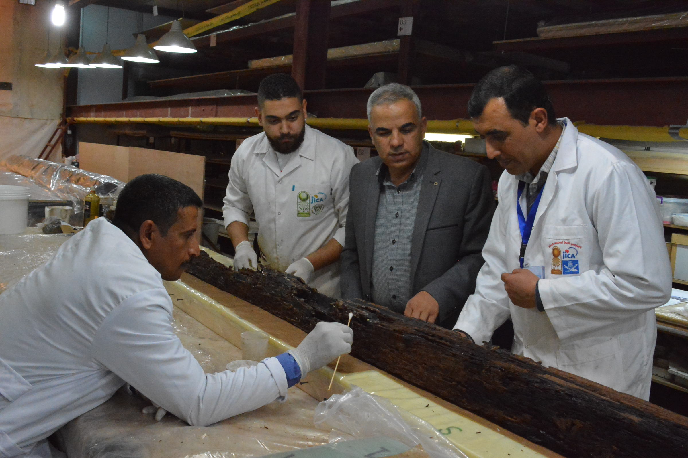 د. عيسى زيدان يتابع بدء عملية ترميم القطعة الخشبية