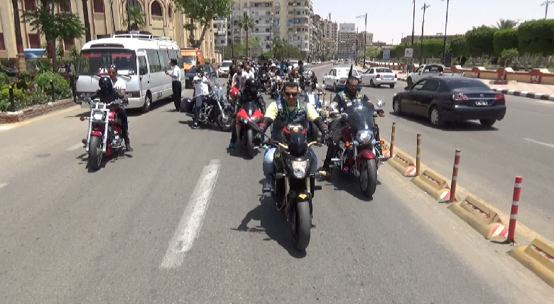 2- الدراجات النارية امام مبني المحافظة