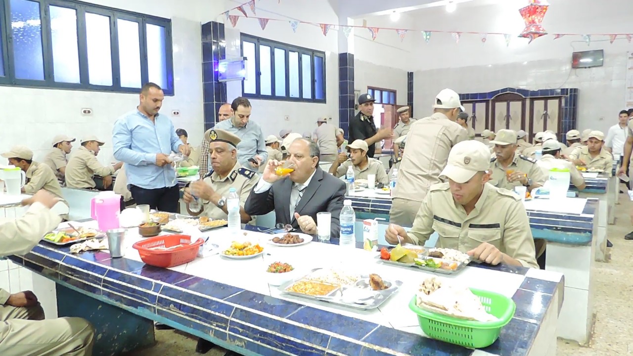 1- مدير أمن كفر الشيخ يتناول طعام الإفطار مع المجندين