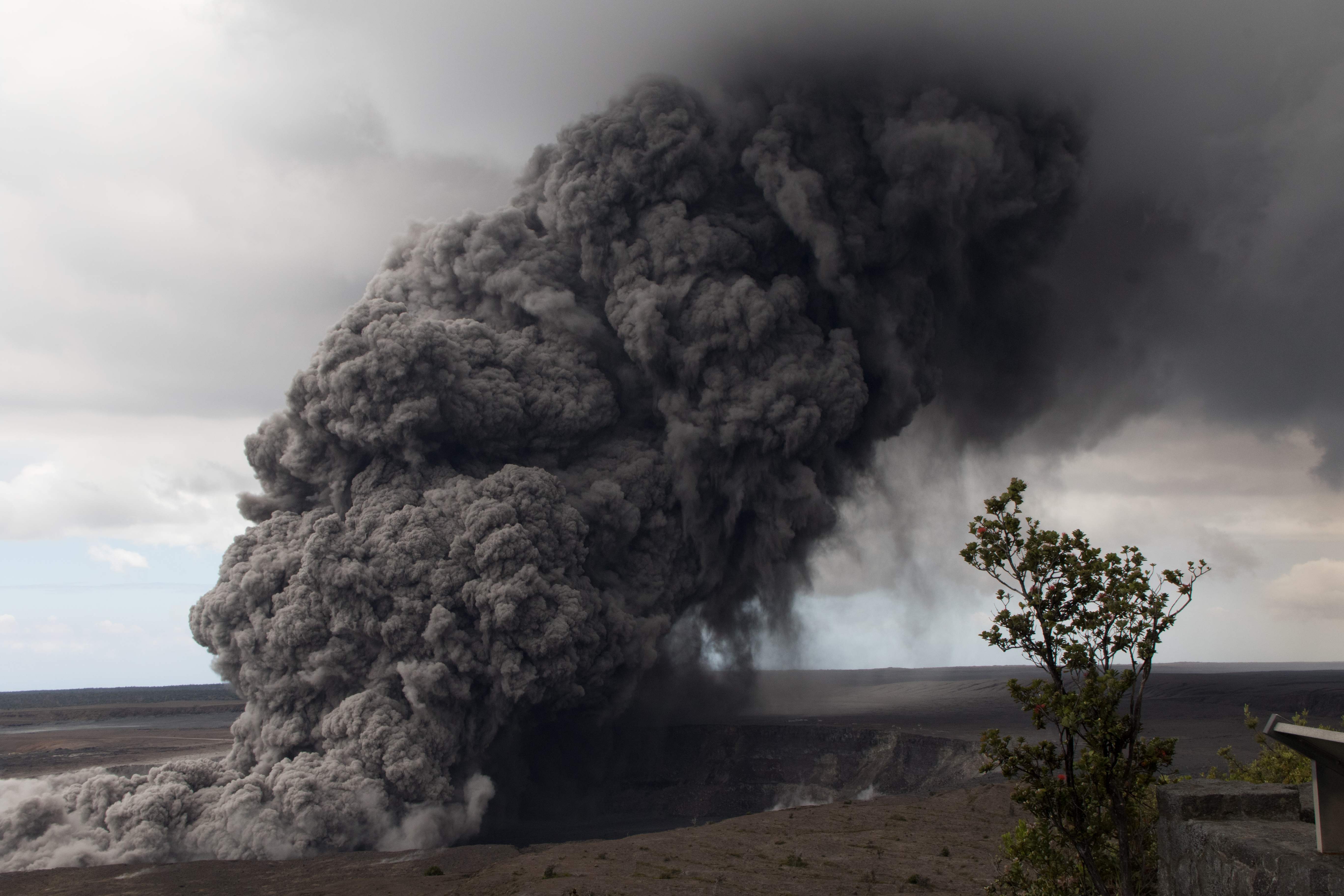 انفجار فى البركان وتصاعد الدخان