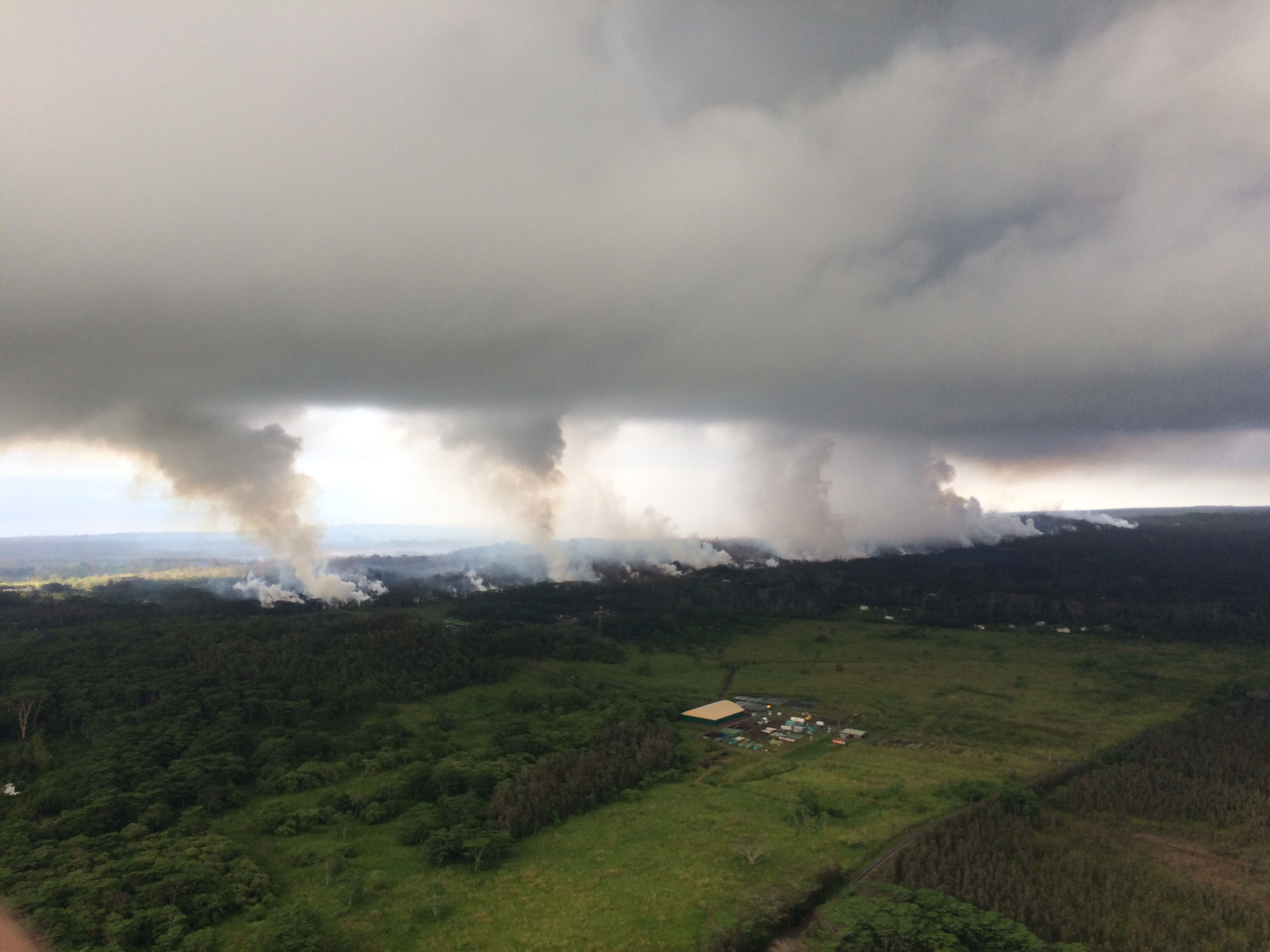 الدخان يغطى سماء هاواى