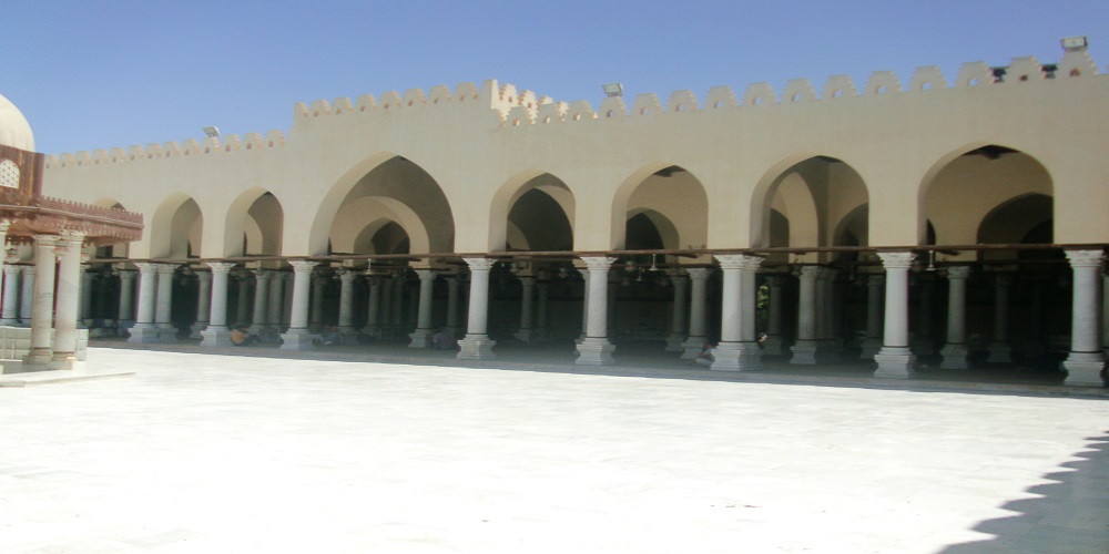 1- صحن المسجد