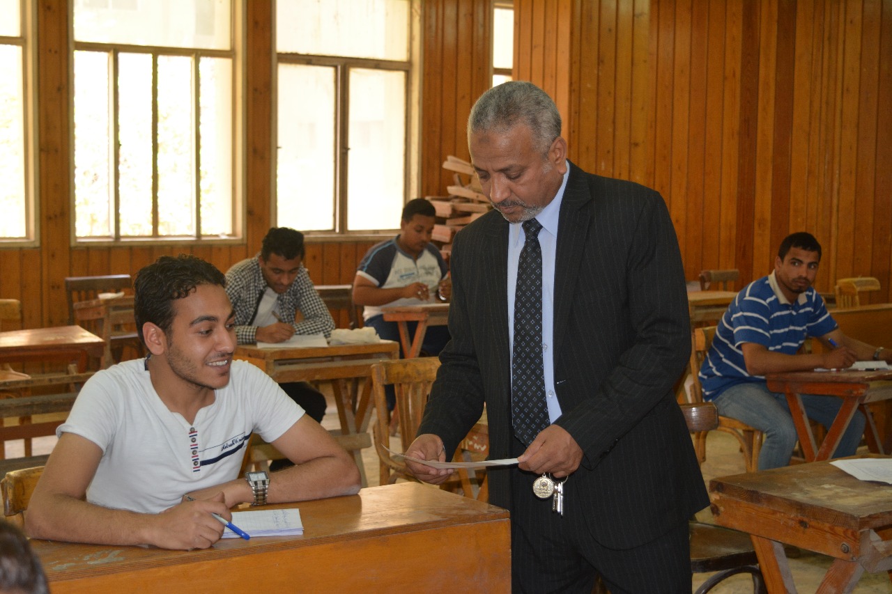 3- نائب رئيس جامعة الازهر يطمئن علي امتحانات اخر العام