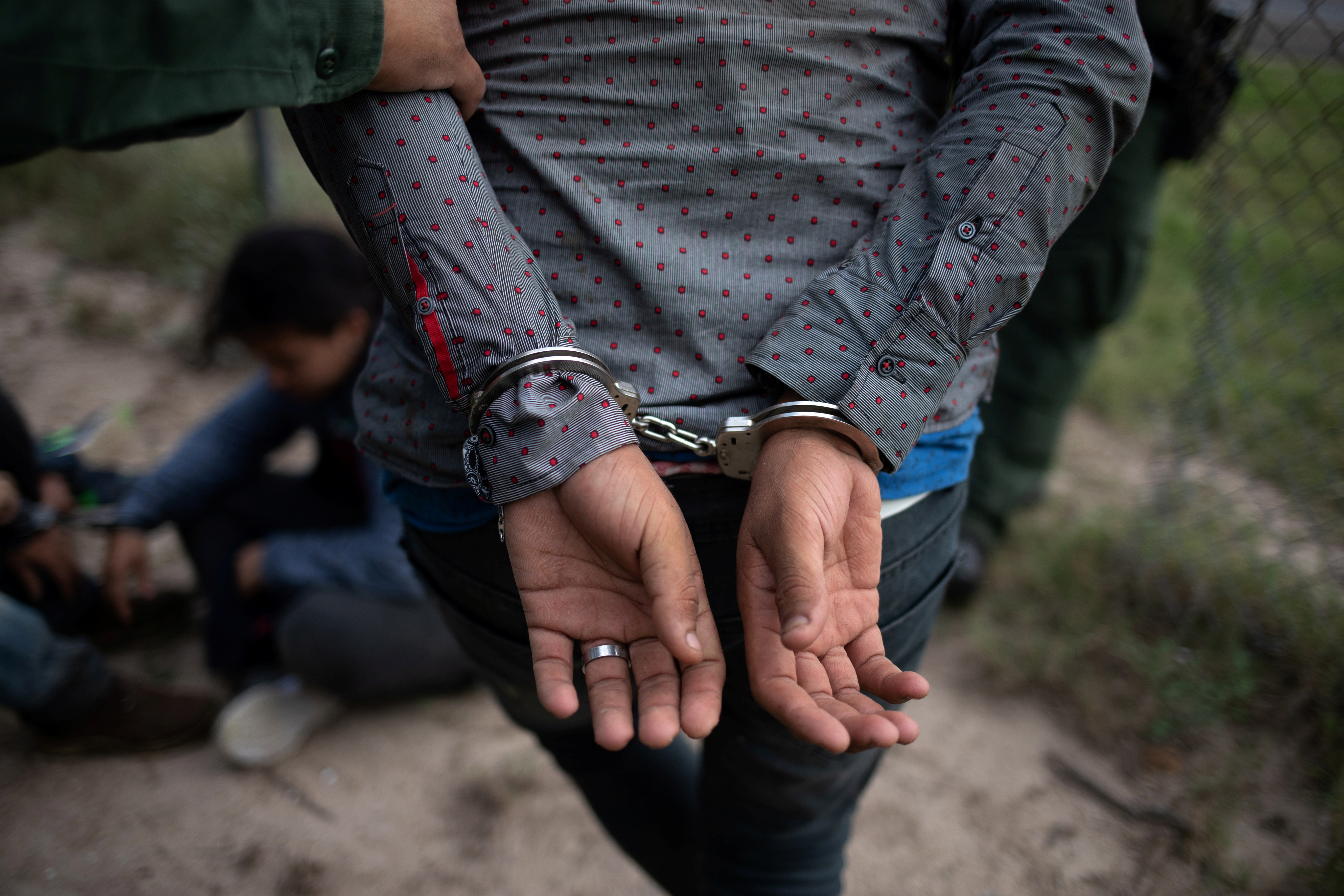 اعتقال أحد المهاجرين