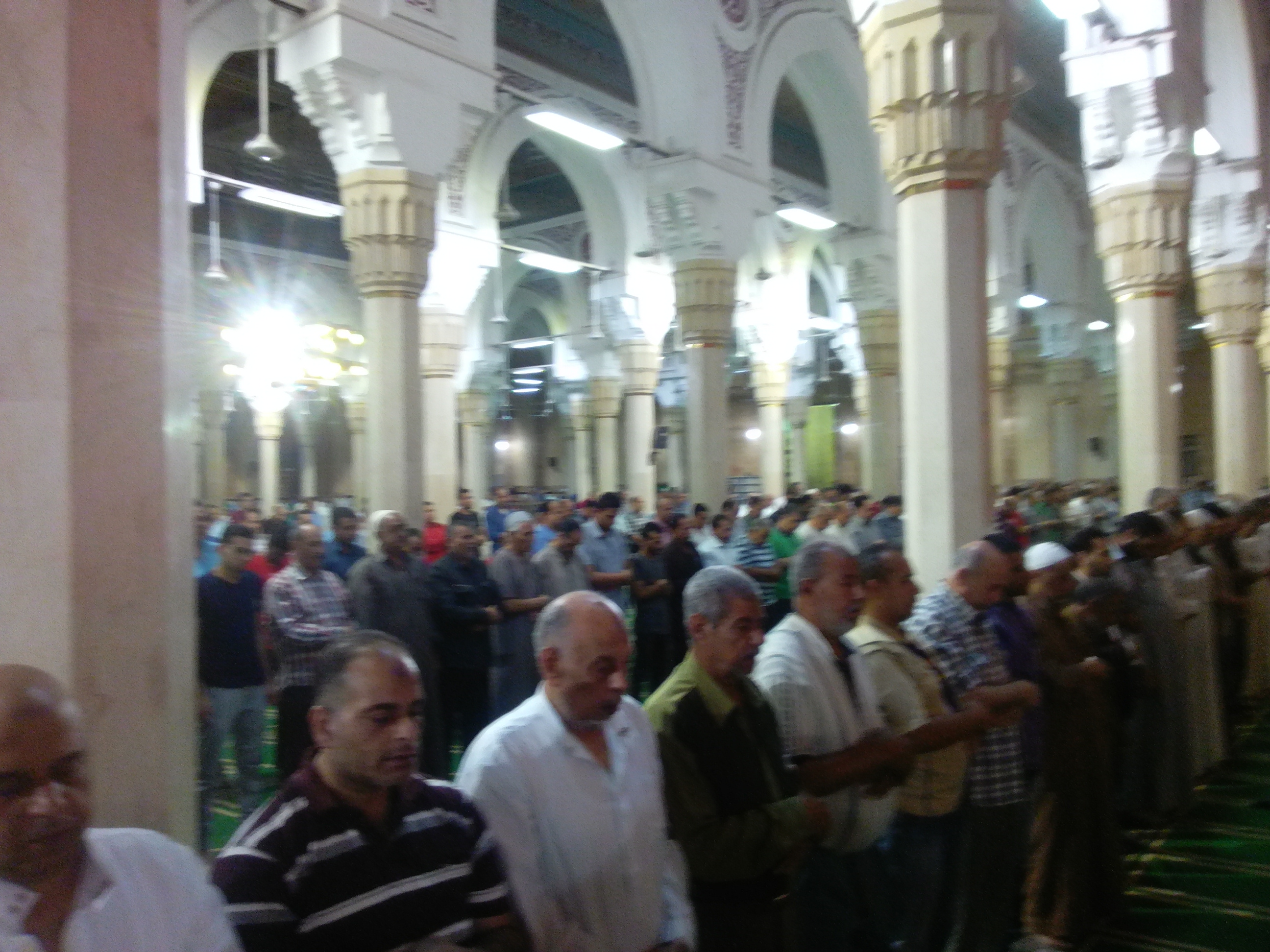 6- جانب من المصلين في المسجد