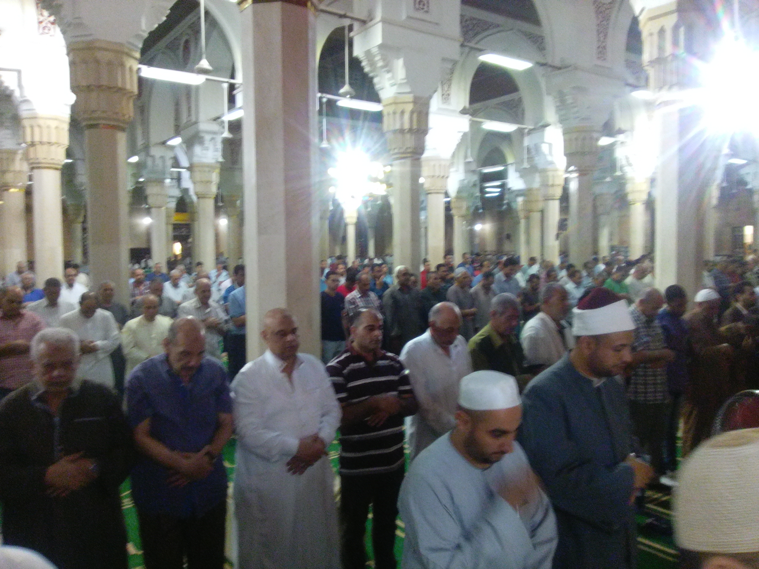 3- المئات يؤدون صلاة التراويح بمسجد الدسوقي