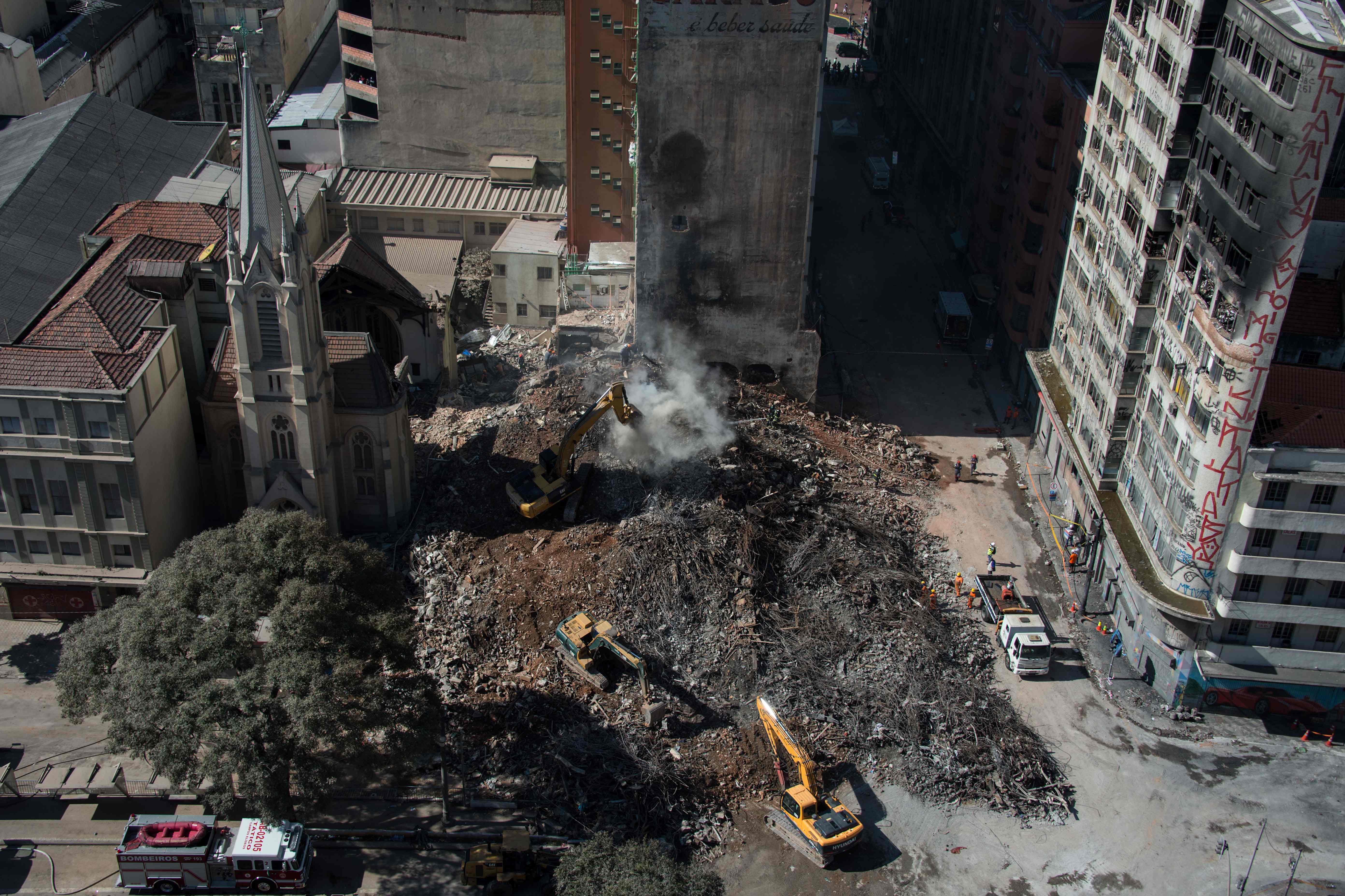 جهود رفع آثار مبنى منهار فى البرازيل