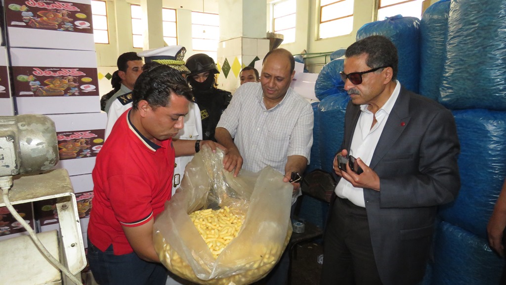مدير امن الاسماعيلية يداهم مصنع مواد غذائية غير مرخص (13)