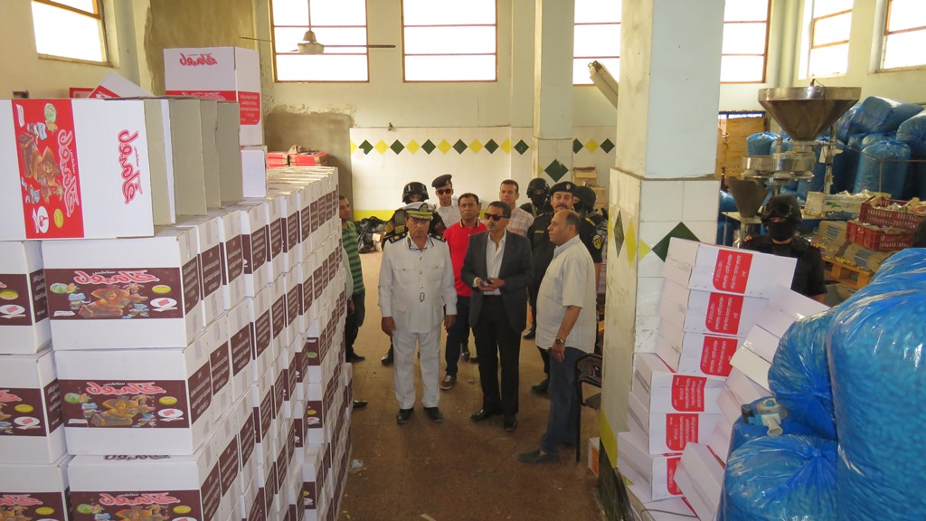 مدير امن الاسماعيلية يداهم مصنع مواد غذائية غير مرخص (11)