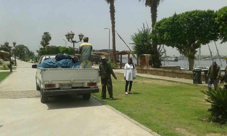مجلس مدينة الأقصر يقود حملات لتنظيف نهر النيل من القمامة والمخلفات (1)