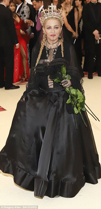 4BF4F06600000578-5701183-On_point_Madonna_l_wore_a_Jean_Paul_Gaultier_gown_featuring_a_va-m-549_1525750376029