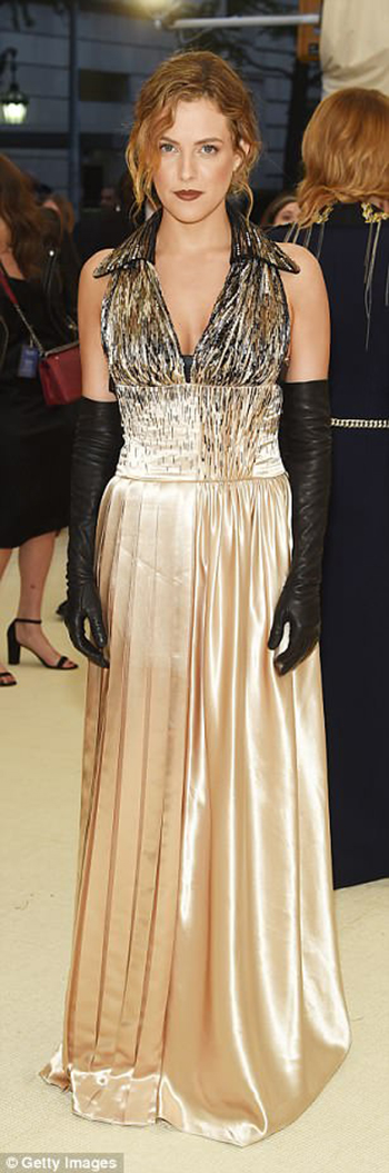 4BF4ACDD00000578-5701183-Star_power_Kris_Jenner_l_chose_a_gold_and_black_feathered_look_w-a-829_1525760579507